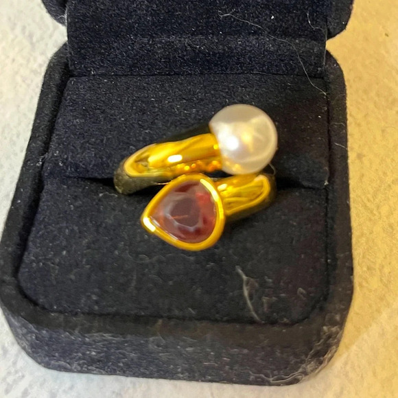 Ann Taylor Jewelry - Ann Taylor gold tone ring w garnet and faux pearl. Size 7. Never worn.